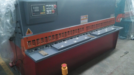 Гильотинные ножницы Quasar QC12Y-4х2500  Казань